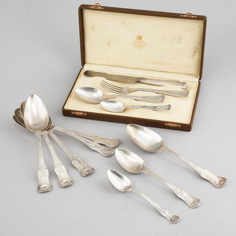 12 pieces of silverware, mid 19th / and early 20th century. Weight 635 g incl steel blade.