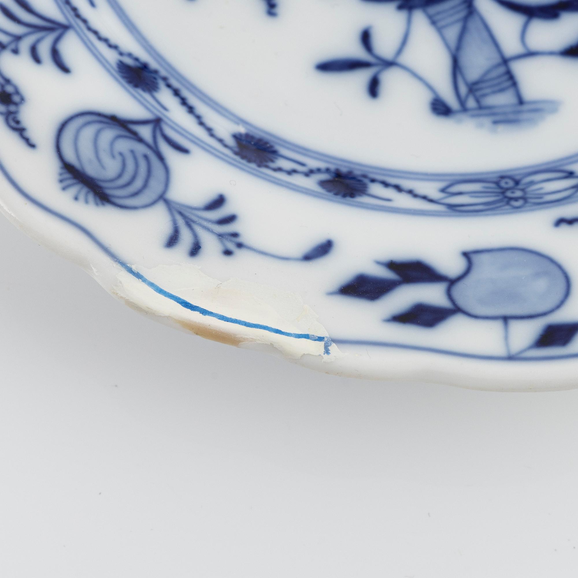 A 33-piece porcelain dinner service, "Ziebelmunter", mostly STadt Meissen, Germany.
