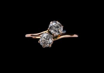 400. A RING, 2 old cut diamonds c. 1.00 ct. 56 gold St.Petersburg 1907-14 Original case in veneer from A. Tillander .
