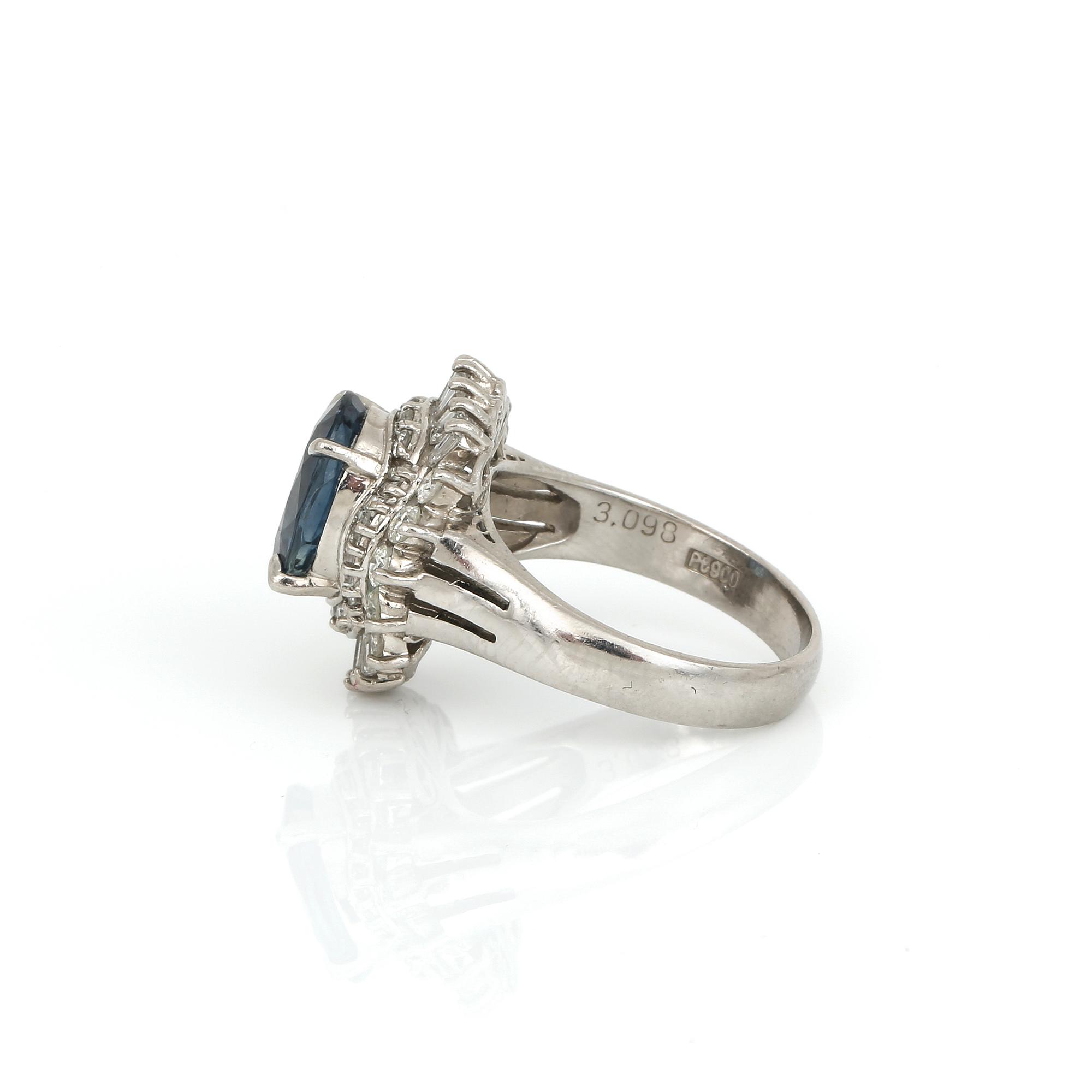 RING, platina med ovalslipad safir, ca 2,71 ct och diamanter, tot ca 1,04 ct. Total vikt ca  9,72 g.