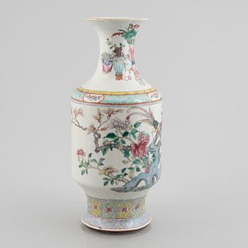 A porcelain urn, China, late Qing dynasty, around 1900.