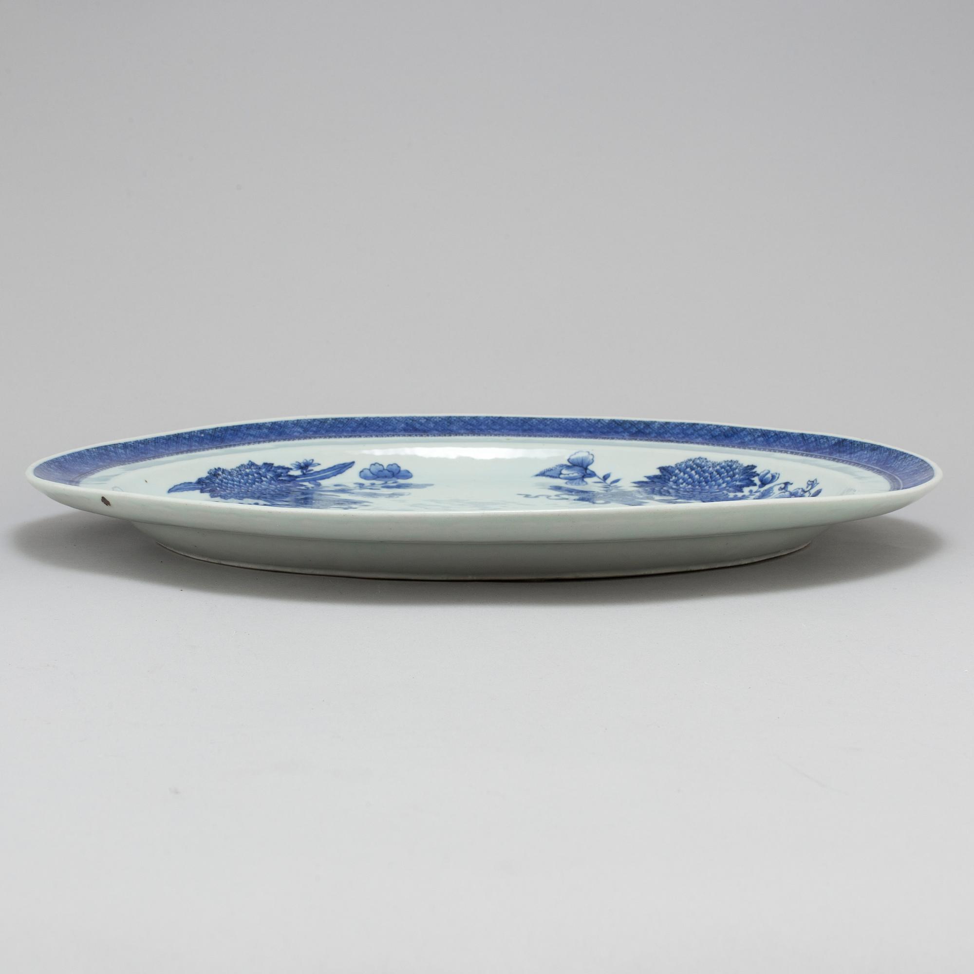 A large 'Fitzhugh pattern' export porcelain serving dish, Qing dynasty, Jiaqing (1796-1820).