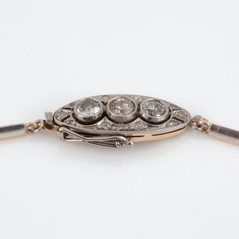 COLLIER med gammalslipade diamanter, ca 6.00 ct, och äkta pärlor.