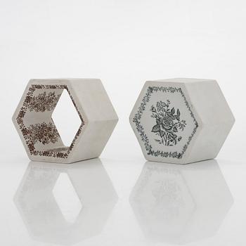 Rut Bryk, veistoksia, 2 kpl, "Hexagon-tiilet", Arabia, 1960-luku.