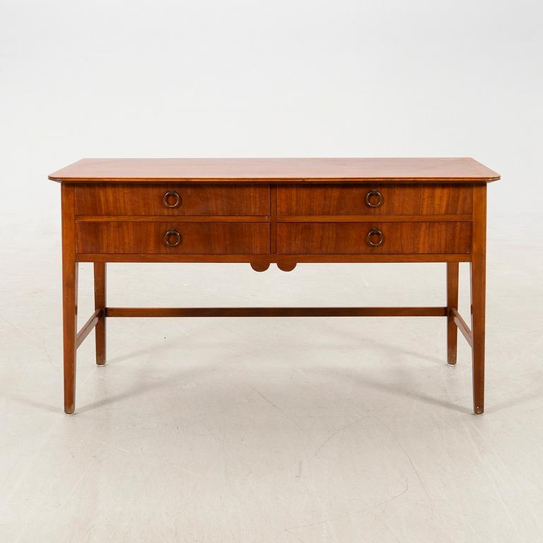 Sideboard 1900-talets mitt Holger Christensens mobelmagasiner Danmark.