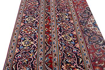 A Kashan carpet, c. 307 x 208 cm.