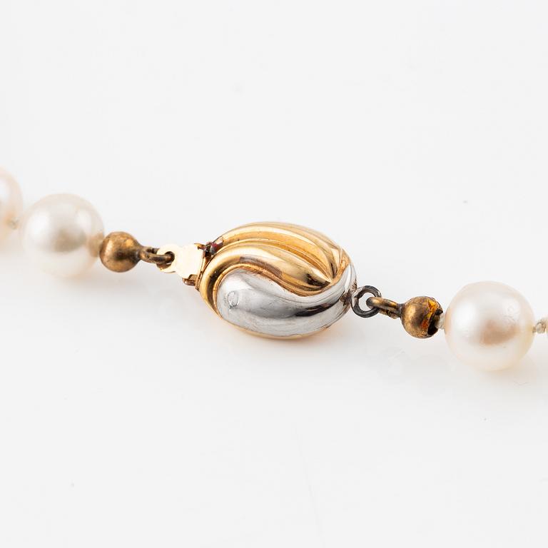 Pearl necklace, with cultured pearls, clasp in 18K gold.