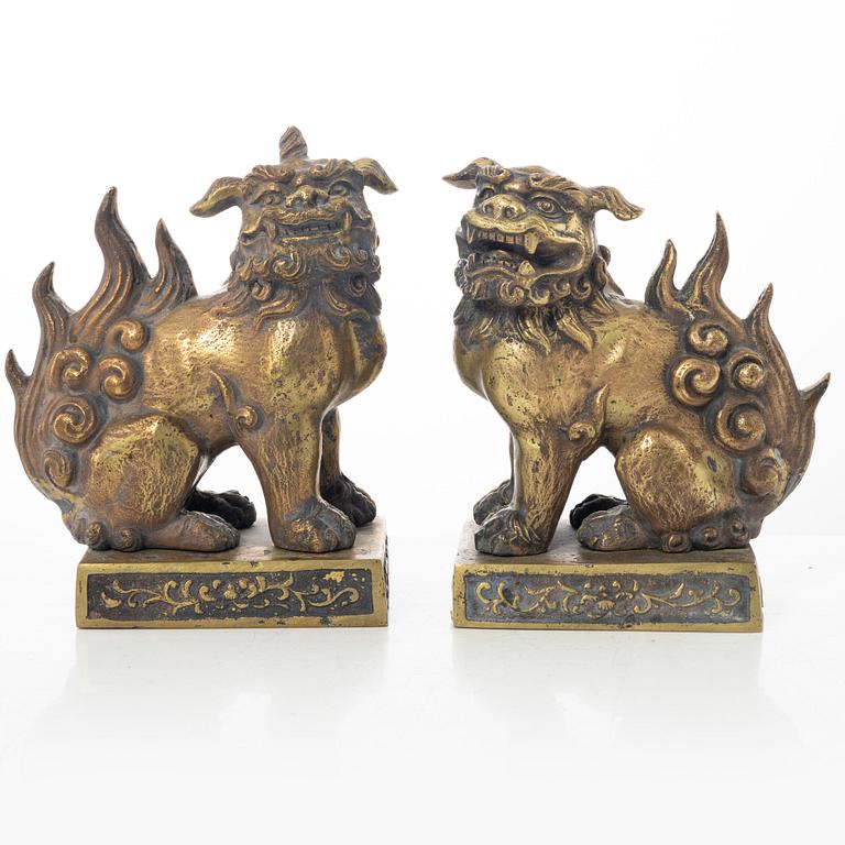 A pair of bronze budhist lions, 1900s.