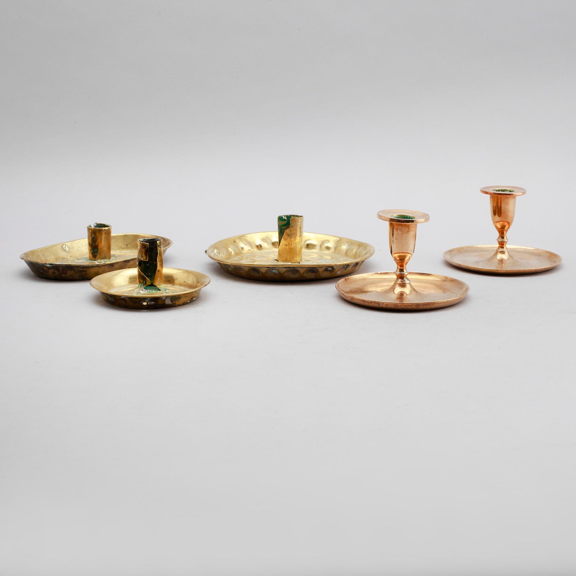 SAMLING LJUSPLÅTAR OCH LJUSSTAKAR, 5 st, mässing, 1700-tal.