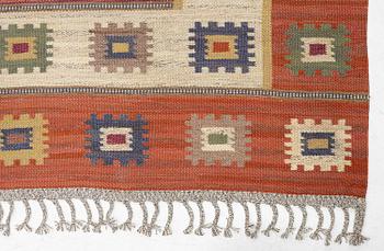Märta Måås-Fjetterström, a flat weave 'Röd grön äng' carpet, c. 402 x 305 cm, signed MMF.
