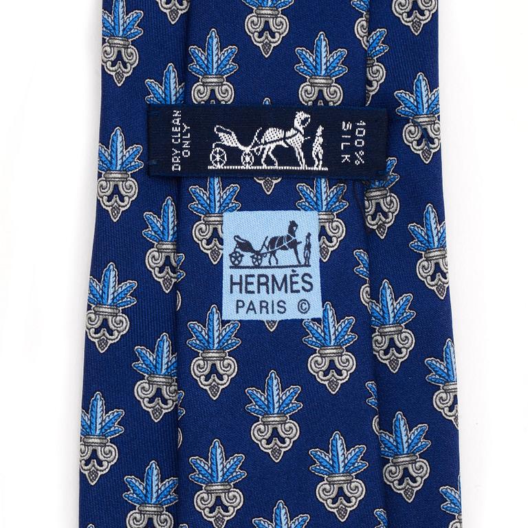 HERMÈS, en slips.