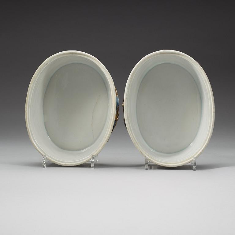 A pair of blue and white tureens, Qing dynasty, Qianlong (1736-95).