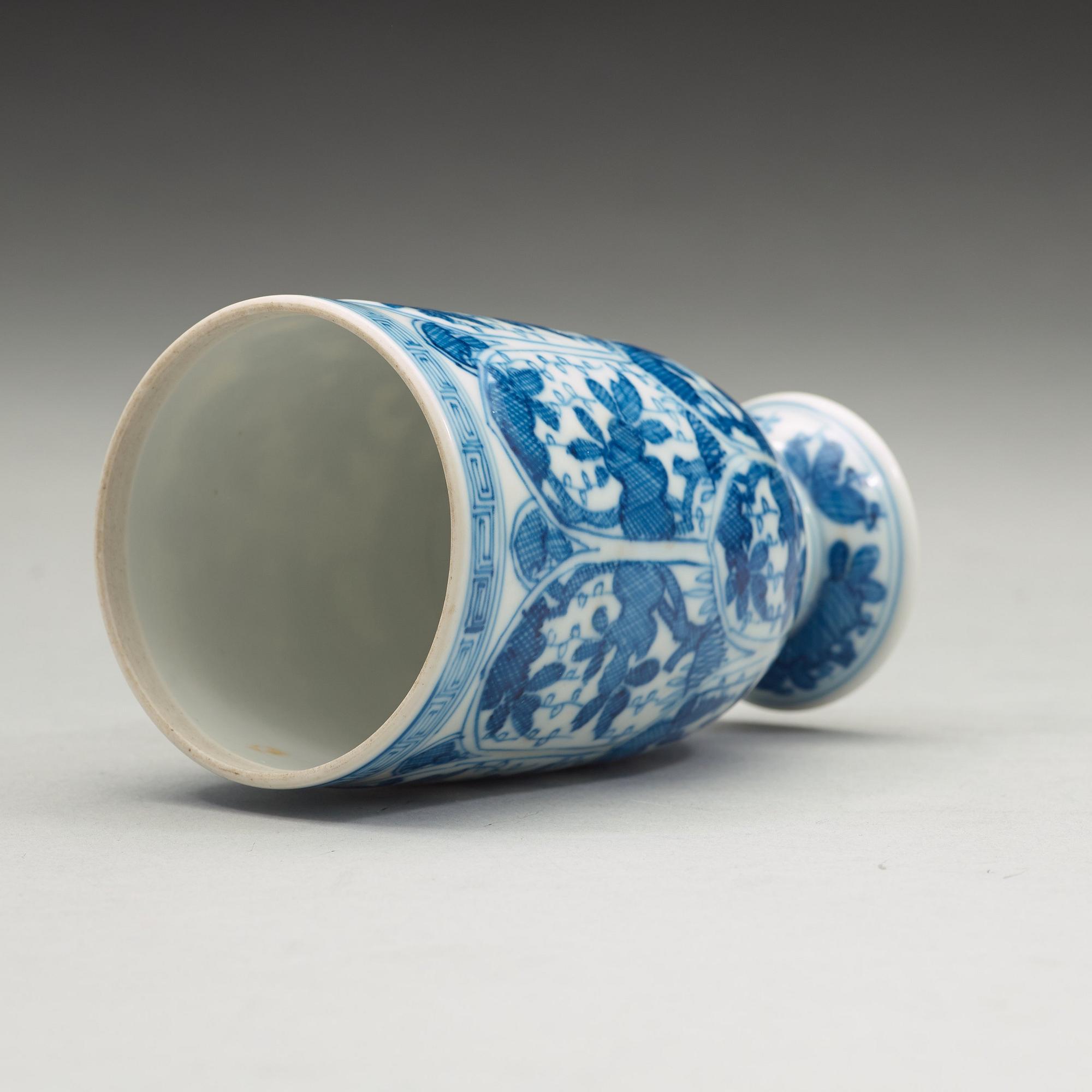 KOPP med FAT och BÄGARE, porslin. Qingdynastin, Kangxi (1662-1722).