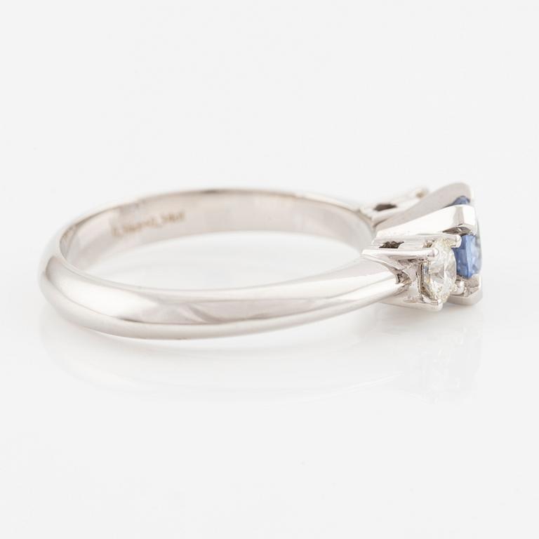 Ring in 14K gold with a faceted sapphire and round brilliant-cut diamonds.
