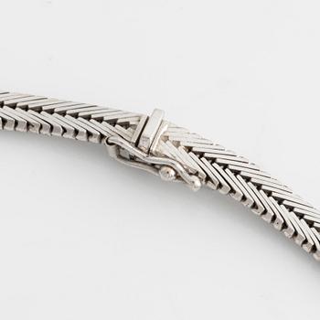 Bucherer, collier vitguld med 11 st briljantslipade diamanter.