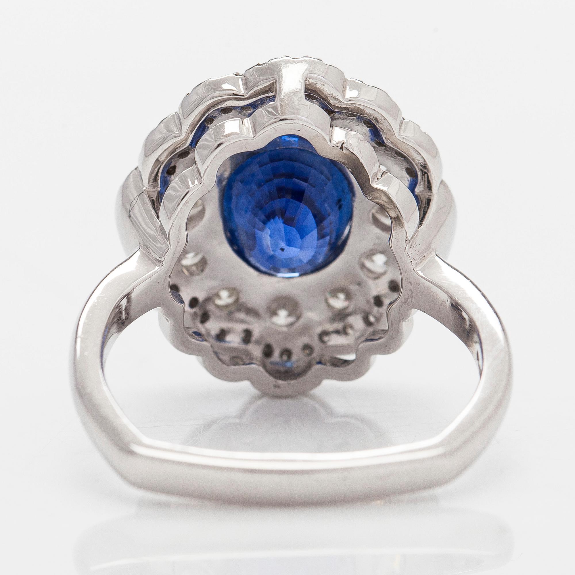 Ring, platina med en oval obehandlad safir, Sri Lanka, och briljantslipade diamanter. GRS-sertifikat.