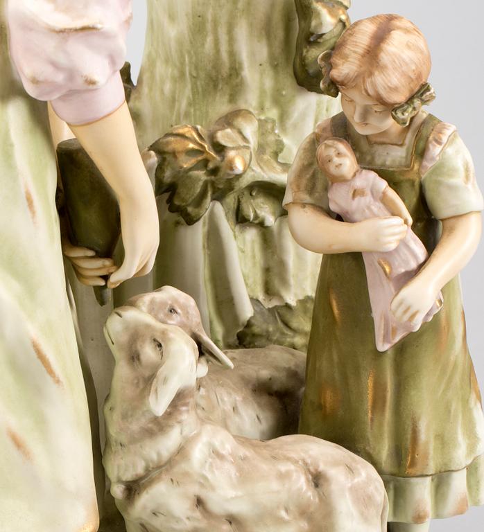 VAS, porslin, märkt Imperial Amphora. 1900-tal.