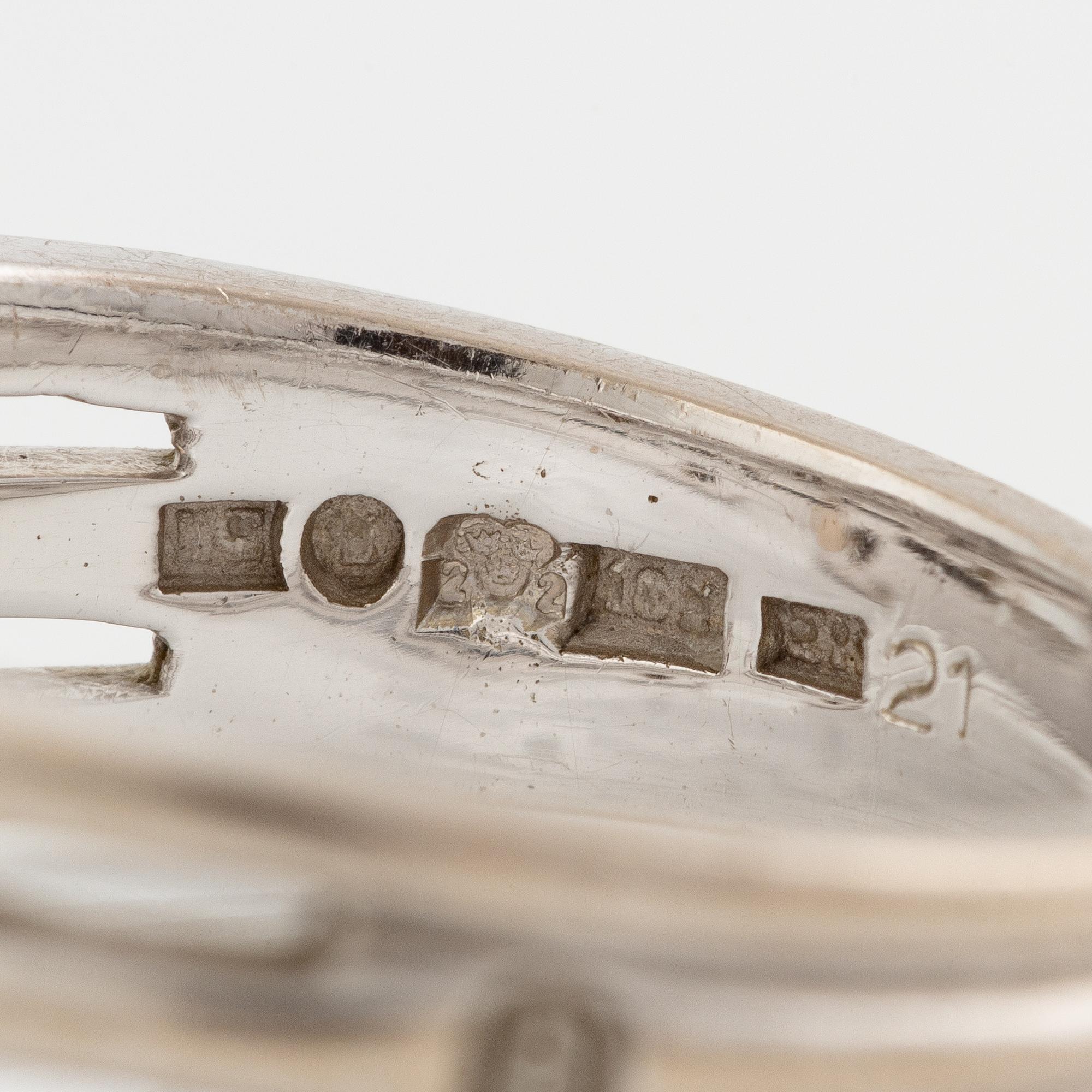 Ring, Engelbert, 18K vitguld med briljantslipade diamanter.