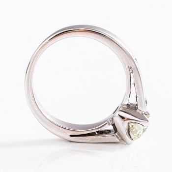 An 18K gold ring with a brilliant-cut diamond ca. 1 ct and princess-cut diamonds ca. 0.7 ct in total.