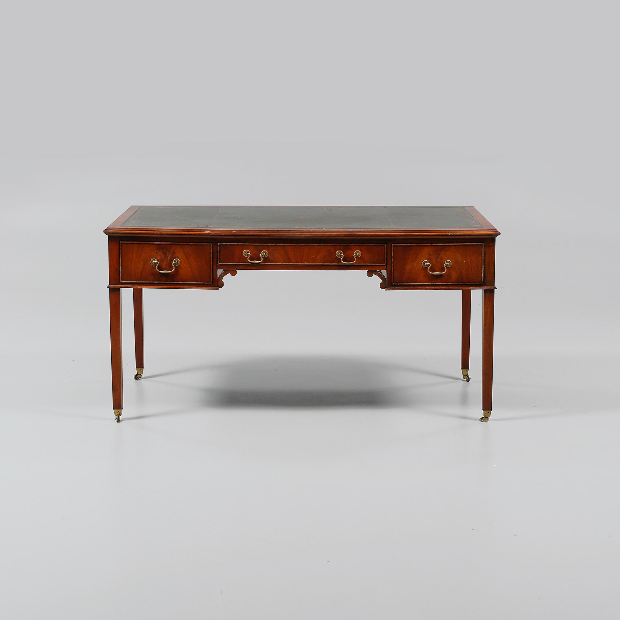 SKRIVBORD, Engelsk stil, 1900-talets andra hälft.