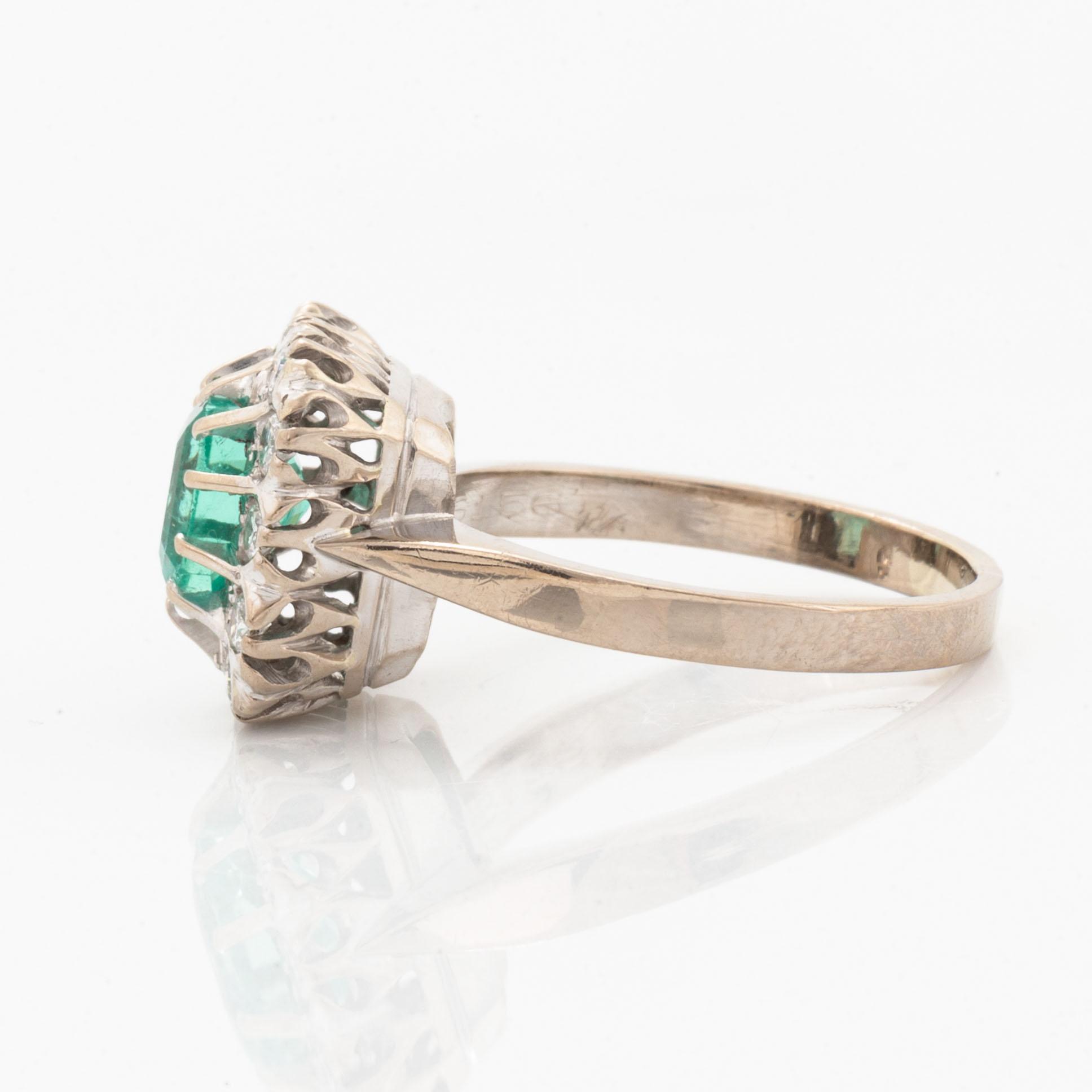 Ring 18K vitguld med en fasettslipad smaragd.