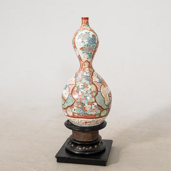 Vase Japan, late 19th century porcelain.