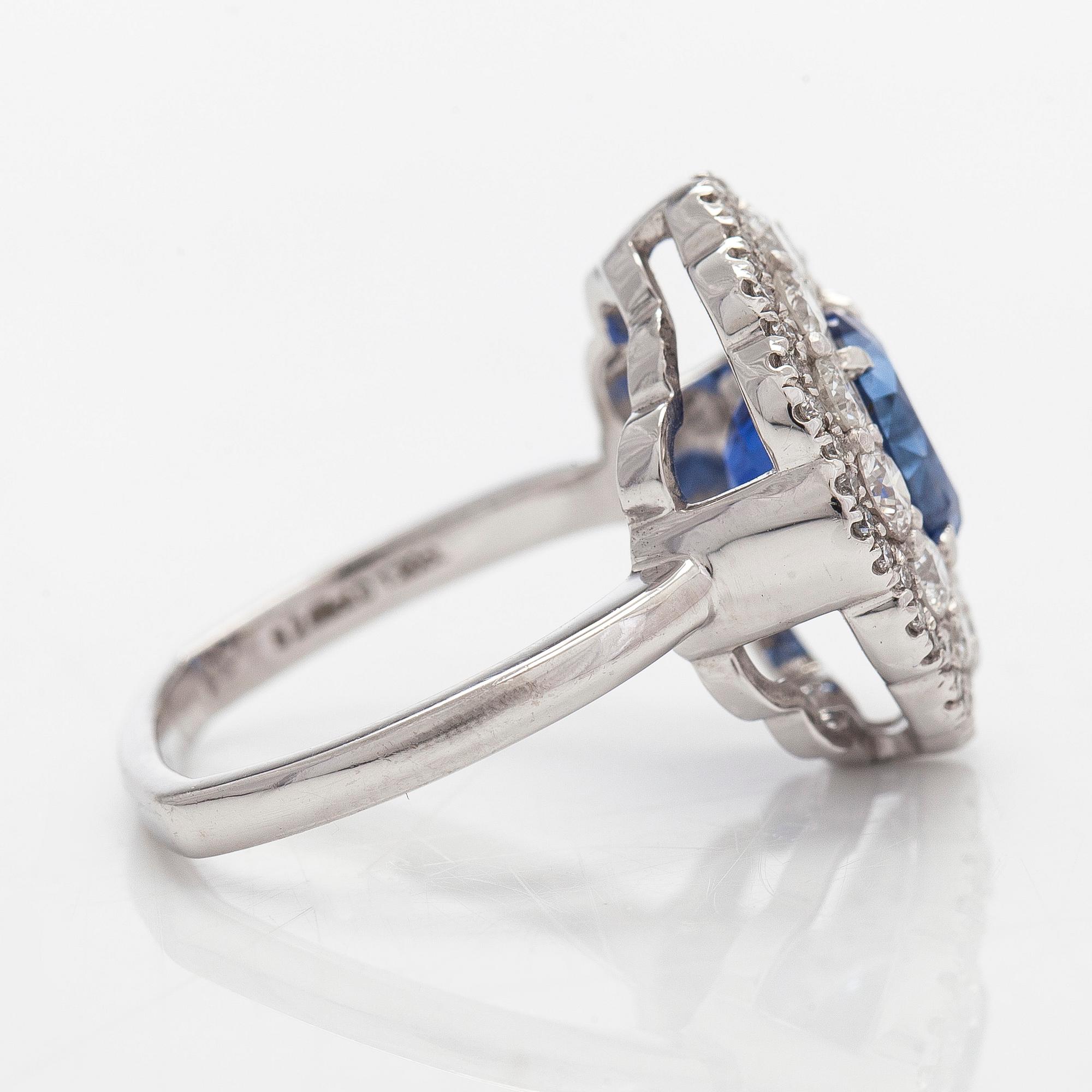 Ring, platina med en oval obehandlad safir, Sri Lanka, och briljantslipade diamanter. GRS-sertifikat.