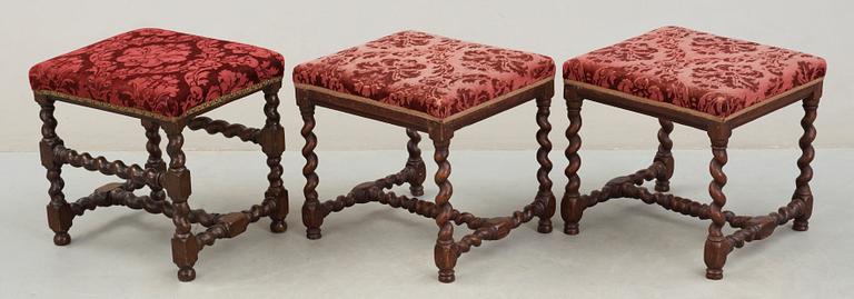 TABURETTER, 2+1, barock samt barockstil, 17 resp 1800-tal.