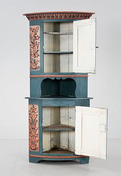 HÖRNSKÄNKSKÅP, allmoge, Hälsingland, 1800-talets början.