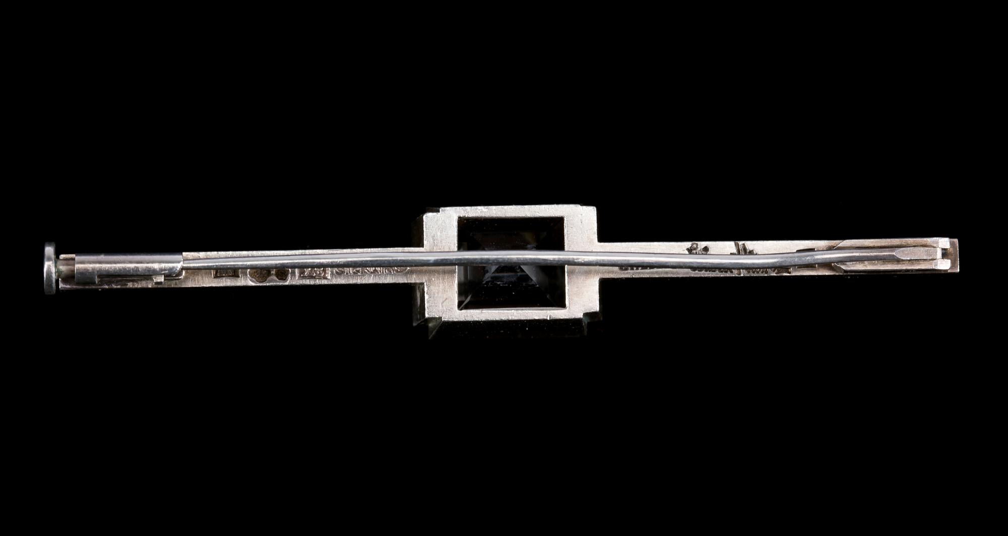BROSCH, sterlingsilver med bergkristall, Wiwen Nilsson, Lund 1948. Vikt ca 9,5 g.