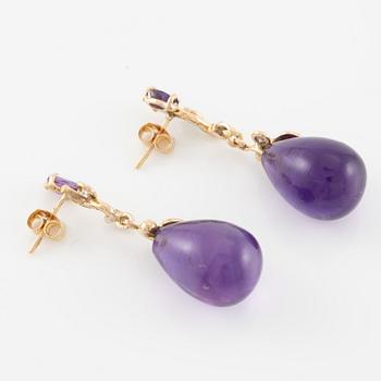 Earrings, Mandelstam, 18K gold with cabochon-cut amethysts, drop-cut amethysts, and brilliant-cut diamonds.