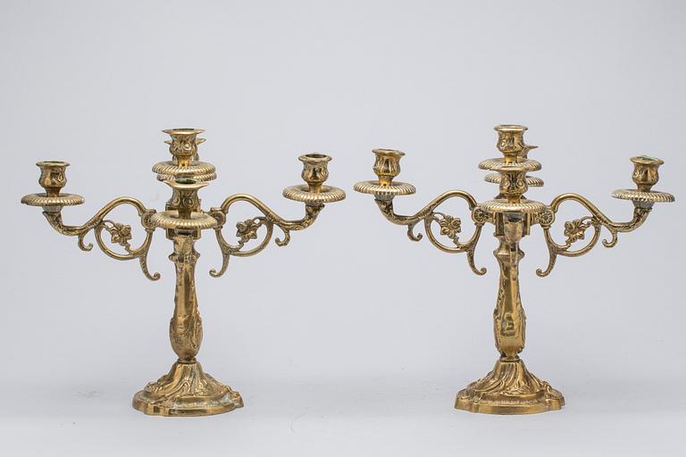 KANDELABRAR, ett par, rokokostil. 1900-talets andras hälft.