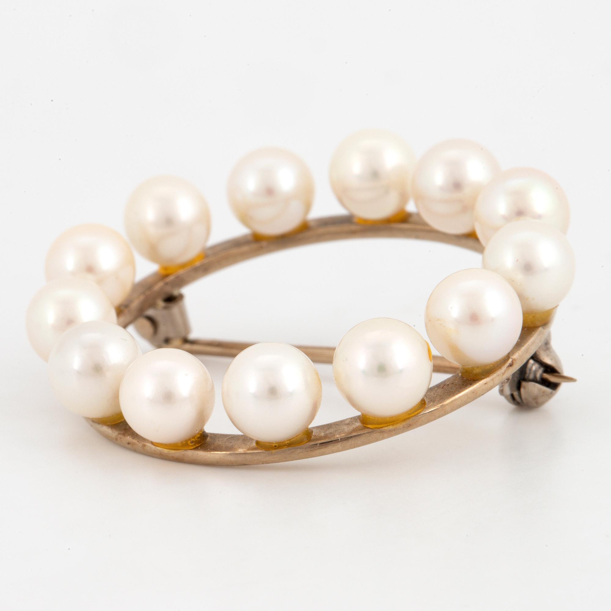 An 18K gold brooch set with cultured pearls ca 6 mm.