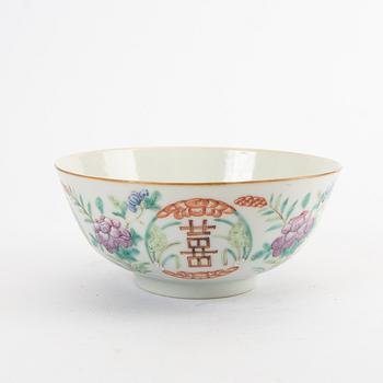 A Chinese porcelain bowl 19th century.