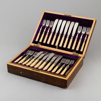 JOSEPH ELLIOT & SONS, bestickuppsättning i träschatull, bl.a. nysilver, omkring 1900.