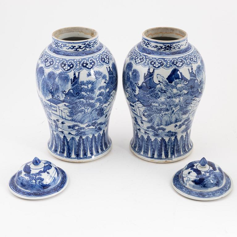 A pair of Chinese blue and white urns with cover, 20th century.