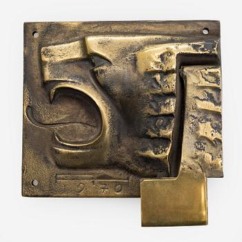 Armas Hutri, ovenkolkutin, pronssia, signeerattu massaan AH ja päivätty 1970.