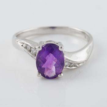 RING, 18K vitguld med 6 briljantslipade diamanter samt ovalsslipad ametist. Vikt 2,8 gram.