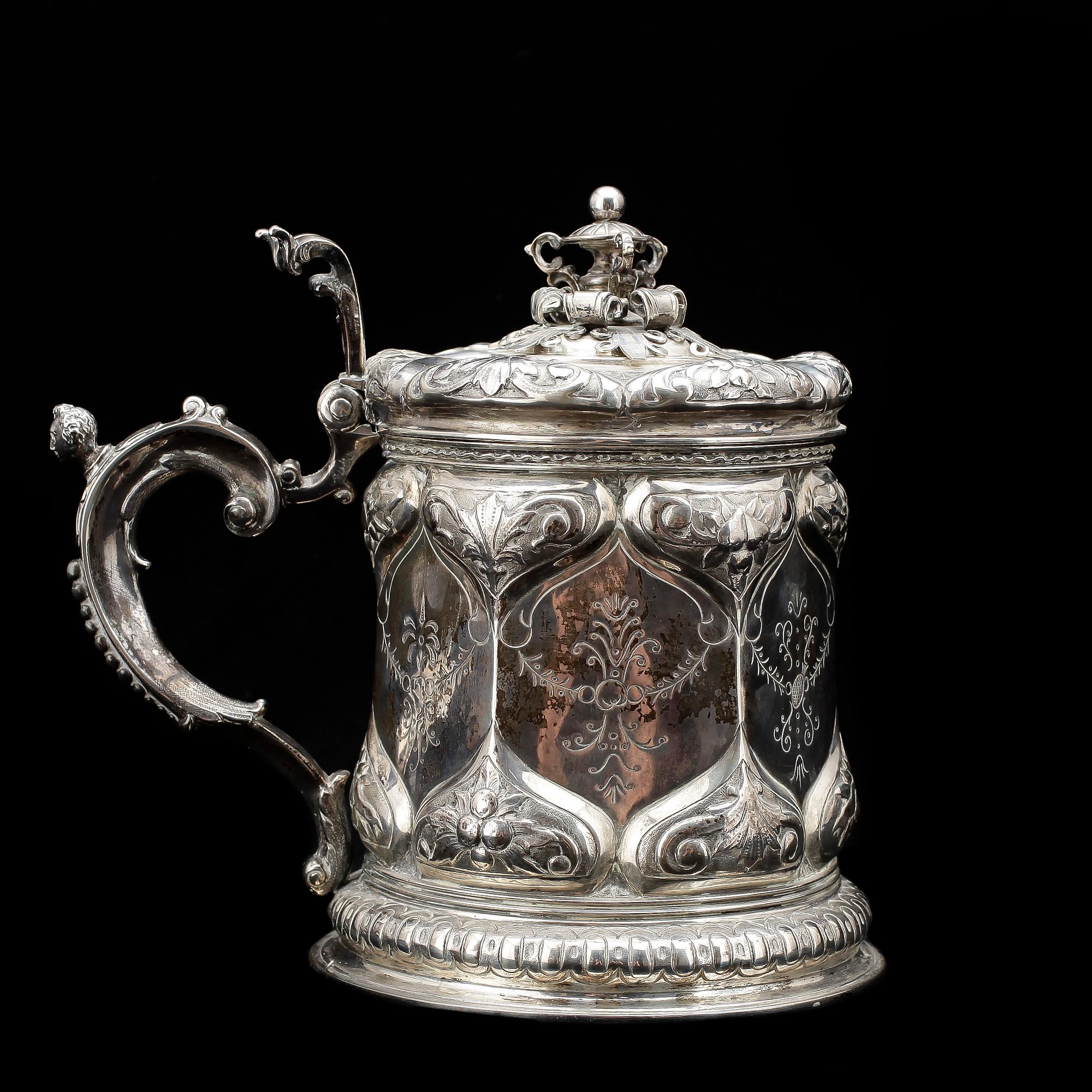 DRYCKESKANNA. silver, renässansstil, importstämplar samt K. Anderson, Stockholm, 1941. Vikt ca1180g.