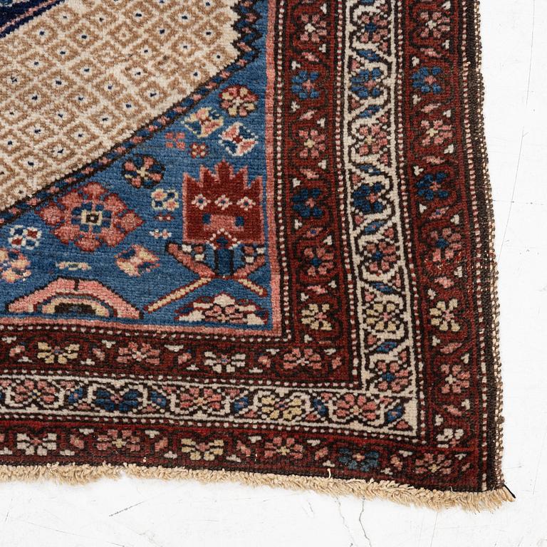 An oriental rug, c. 175 x 102 cm.