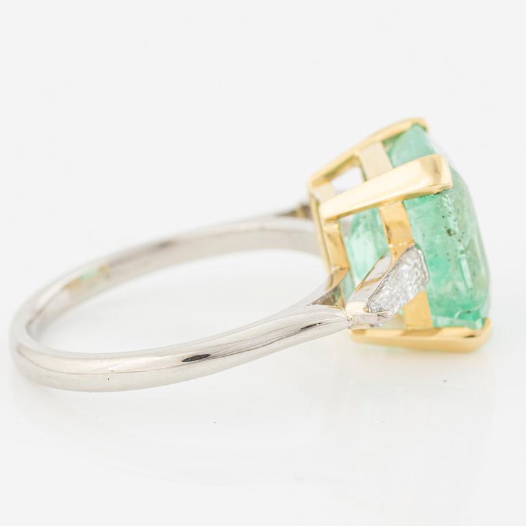 Ring 18K guld och vitguld med smaragdslipad smaragd och trapetsslipade diamanter.