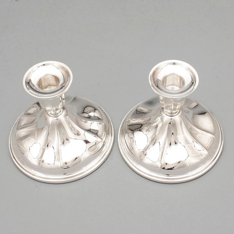 LJUSSTAKAR, ett par, silver, Norge, 1900-talets första hälft.