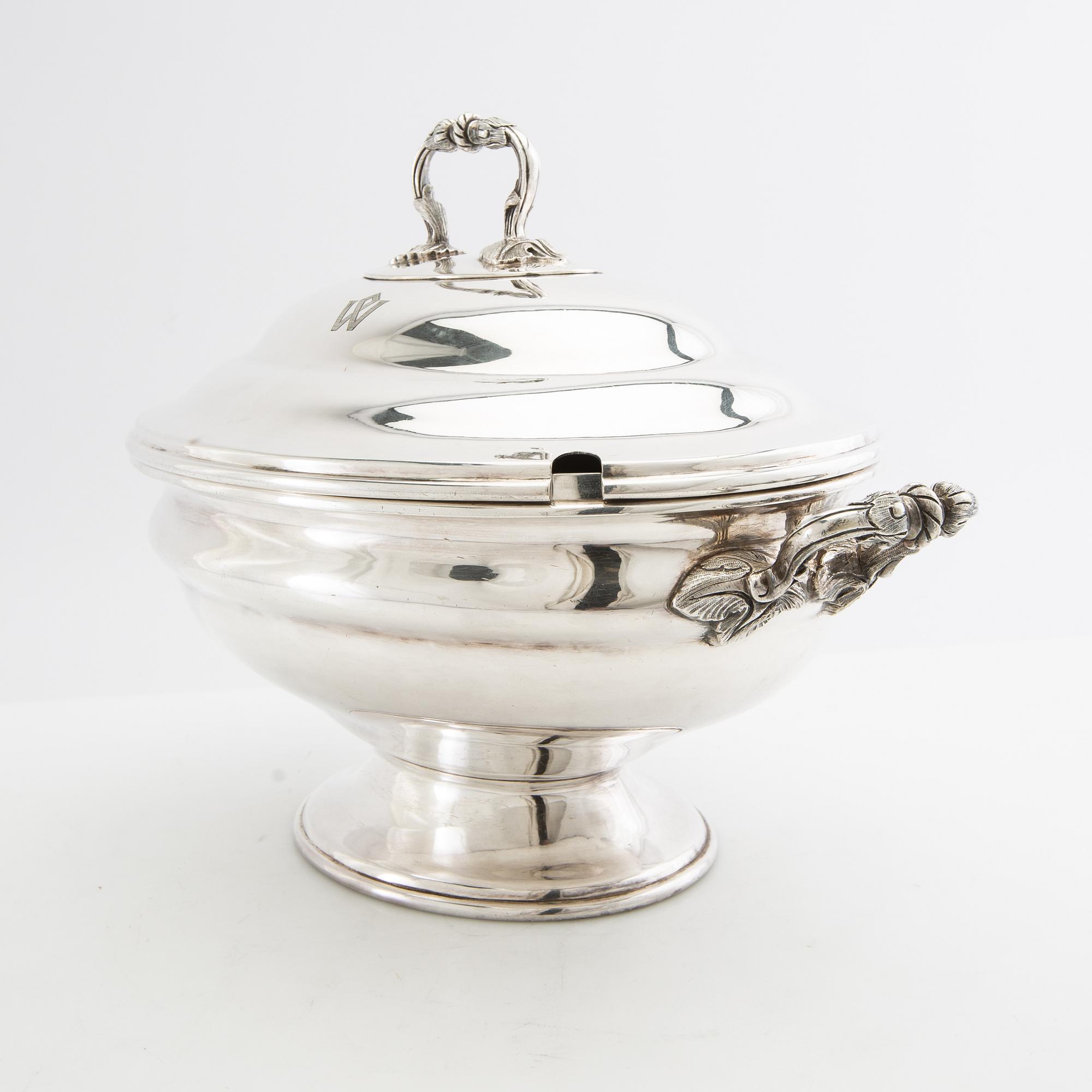 Tureen with lid Louis XV style England silver plate early 20th century.