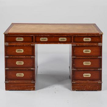 SKRIVBORD, engelsk stil, 1900-talets andra hälft.