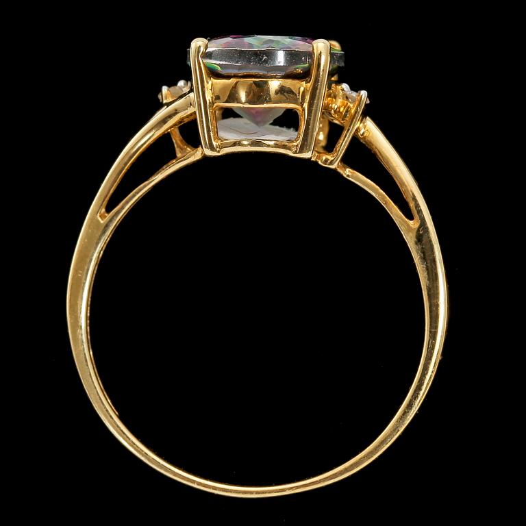 RING, HÄNGE samt ÖRHÄNGEN, ett par, 10k guld med topaser och tot 11 fasettslipade diamanter. Vikt 5 g.