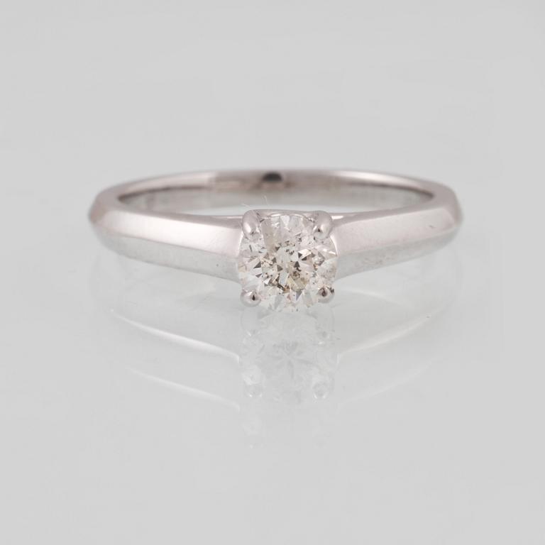 RING, 18K vitguld med briljantslipad diamant ca 0.70 ct. Vikt 3,8 gram.