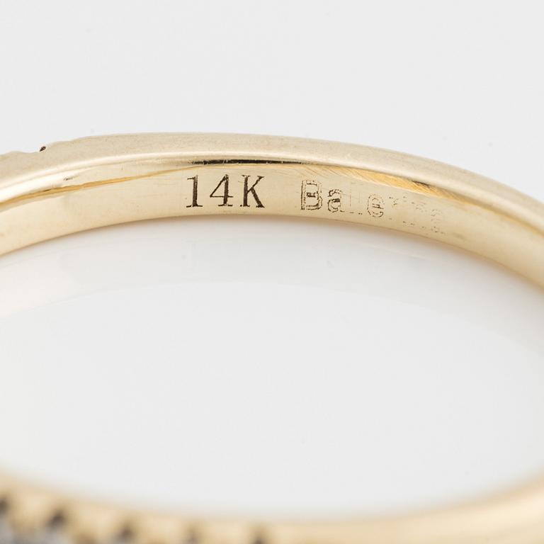 Ring in 14K gold with round brilliant cut diamonds.