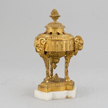 A parfume urn with cover, Louis XVI style, 20th Century.