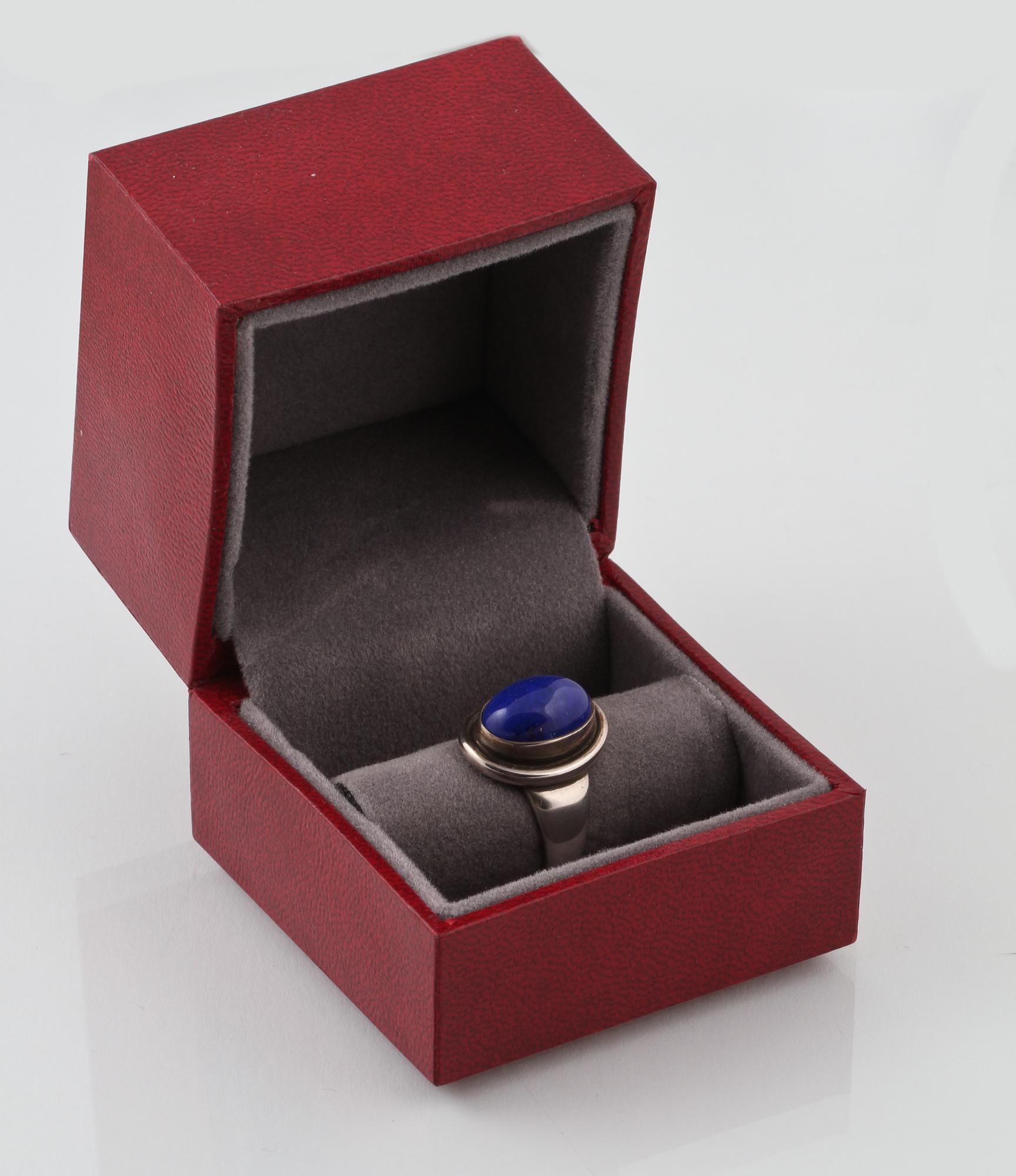 RING, sterlingsilver med cabochonslipad lapis lazuli, Georg Jensen. Vikt 7,1 gram.