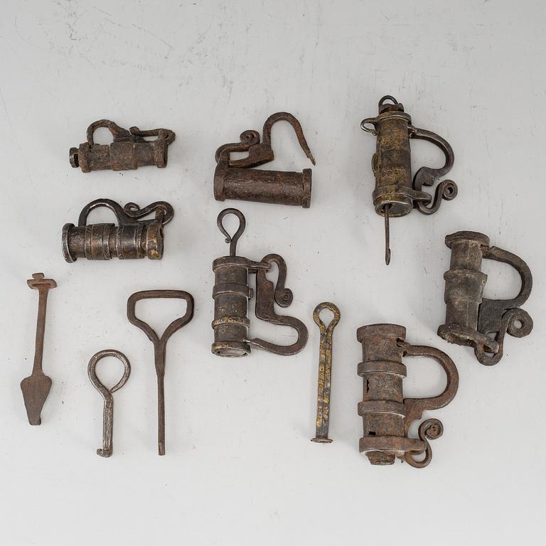 BULTLÅS, 7 st. Smide, 1700-tal.